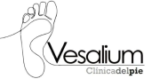 Logo de Clínica del pie Vesalium.